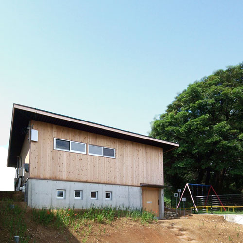 傾斜地に建つ木造平屋の住宅 菜園へ抜ける土間