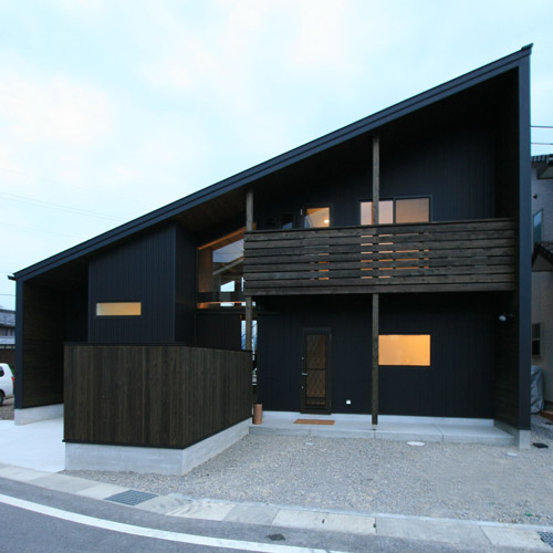 軒深三角 大屋根の黒い家 半地下 中二階のリビング