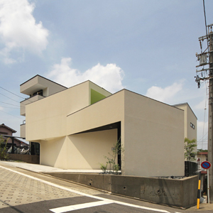 高低差のある敷地 ガレージハウス コートハウス