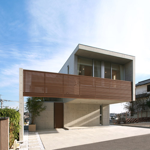 急傾斜地に建つRC打放しの住宅 スキップフロア、オーバーハングを駆使