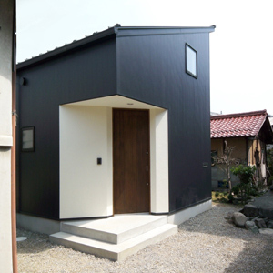 黒い外壁 ロフトのある 小住宅