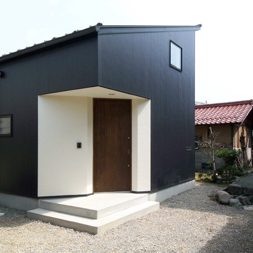 黒い外壁 ロフトのある 小住宅