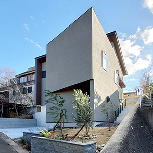 傾斜敷地 高気密高断熱 省エネ住宅