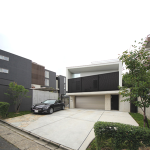 傾斜地に建つガレージハウス